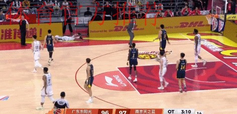广东首秀错失绝杀!焦泊乔加时连丢防守篮板引热议 杜锋点名批评事出有因 广东首秀错失绝杀!焦泊乔加时连丢防守篮板引热议 杜锋点名批评事出有因
